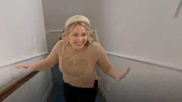 Diadema de nailon de Prada usada por Joanna Teplin como se ve en Organízate con el hogar Editar (T02E05)