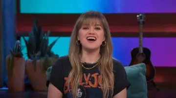 Camiseta de Billy Joel usada por Kelly Clarkson como se ve en The Kelly Clarkson Show el 8 de abril de 2024