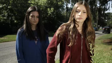 Sweat à capuche rouge à fermeture éclair Brandy Melville porté par Alexa (Maya Pencakowski) comme on le voit dans les tenues du film La nuit de la moisson