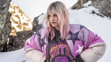La chaqueta acolchada rosa de la estrella de Miu Miu que lleva Ida (Noémie Schmidt) en la serie Antracita (Temporada 1)