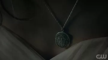 Talisman gift necklace pendant from hope worn by Josie Saltzman (Kaylee Bryant) in Legacies TV show (S01E06)
