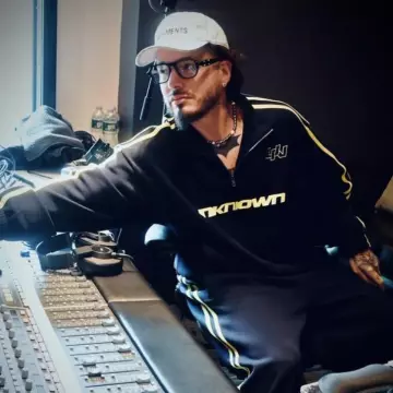Vetements White Icon-Logo Adjustable Hat Cap worn by J Balvin on his Instagram account @jbalvin