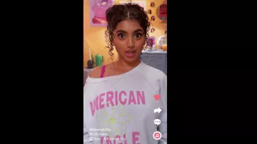 American Eagle Funday Graphic Sweasthirt porté par Karen Shetty (Avantika Vandanapu) comme on le voit dans Mean Girls