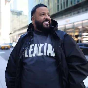 Chaqueta cortavientos con logotipo de cinta negra de Balenciaga usada por DJ Khaled en la cuenta de Instagram @djkhaled