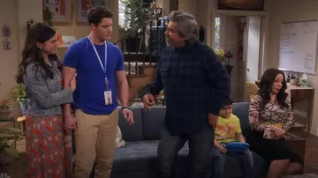 Chaqueta L'Agence Janelle usada por Mayan (Mayan Lopez) como se ve en Lopez vs Lopez (S02E03)