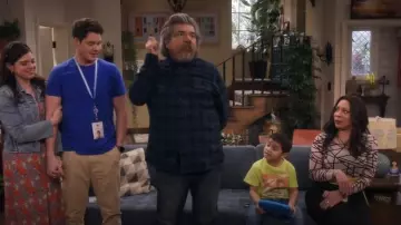 Top en maille Fashion Nova porté par Rosie (Selenis Leyva) comme on le voit dans Lopez vs Lopez (S02E03)