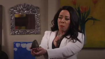 Veste de plongée Veroinca Beard portée par Rosie (Selenis Leyva) comme on le voit dans Lopez vs Lopez (S02E03)