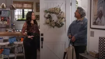 AllSaints Elia Body porté par Rosie (Selenis Leyva) comme on le voit dans Lopez vs Lopez (S02E04)