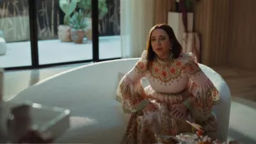Zimmermann Kaleidoscope Zodiac Vestido de mezcla de seda con mangas acampanadas usado por Molly Novak (Maya Rudolph) como se ve en Loot (T02E03)