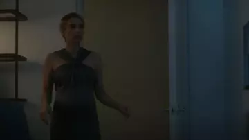 Giorgio Armani Vestido de seda con cuello halter usado por Madison Montgomery (Emma Roberts) como se ve en American Horror Story (T12E06)