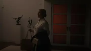 Savette Symmetry 26 Bolso de mano de cuero usado por Madison Montgomery (Emma Roberts) como se ve en American Horror Story (T12E06)