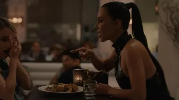 Alexander McQueen Mini sac à bandoulière en croco bordeaux porté par Siobhan Corbyn (Kim Kardashian) dans American Horror Story (S12E06)