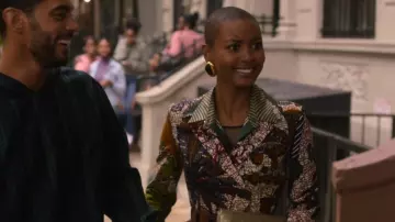 Chemise imprimée Casablanca Alchemy portée par Ella (Andrea Bordeaux) dans Run the World (S01E04)