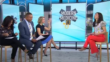 Chemise en soie Alice + Olivia Willa en marché aux fruits portée par Natalie Azar comme on le voit dans Aujourd’hui le 9 avril 2024