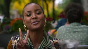 Boucles d’oreilles Marni en or portées par Ella (Andrea Bordeaux) dans Run the World (S01E04)
