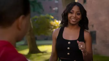 Débardeur court en tricot Balmain porté par Renee (Bresha Webb) dans Run the World (S01E04)
