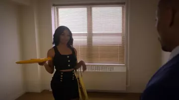 Jupe boutonnée en tricot Balmain portée par Renee (Bresha Webb) comme on le voit dans Run the World (S01E04)