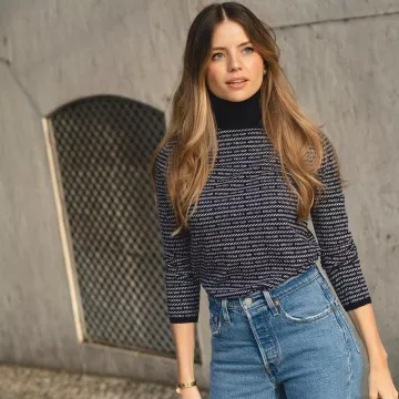 Suéter estampado de Prada usado por Ines Degener Tomaz en su cuenta de Instagram @inesdegenertomaz