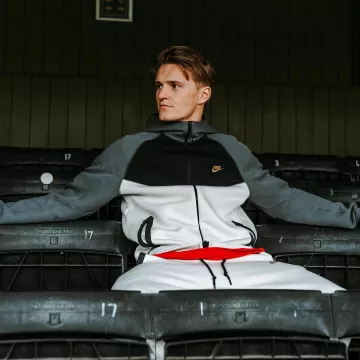 Nike White Windrunner Zip Hoodie porté par Martin Ødegaard sur son compte Instagram @odegaard.98