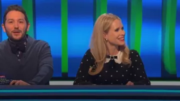 River Island Womens Black Spot noeud pull à col porté par Lucy (Lucy Beaumont) comme on le voit dans Meet the Richardsons (S05E01)
