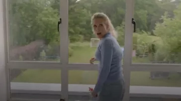 Asos Design Pull côtelé à col ouvert en bleu porté par Lucy (Lucy Beaumont) comme on le voit dans Meet the Richardsons (S05E01)