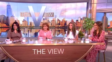 Cinq a Sept Khloé Blazer de manga fruncida usado por Joy Behar como se ve en The View el 10 de abril de 2024