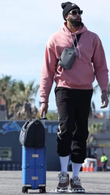 Bolso Louis Vuitton Black Monogram 'Keepall 55' usado por Anthony Davis en la cuenta de Instagram @lakers
