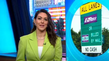 Le blazer en gabardine de laine Attico porté par Erielle Reshef vu dans Good Morning America le 9 avril 2024