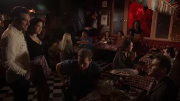Isabel Marant Étoile Violaine Minifalda plisada con estampado abstracto usada por Marisol (Edy Ganem) como se ve en 9-1-1 (S07E05)