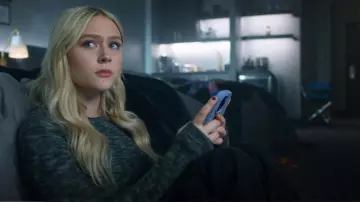 Victoria Beckham Pull en coton à manches longues à col rond Space-Dye porté par Lexy Cross (Alyvia Alyn Lind) comme on le voit dans Chucky (S03E05)