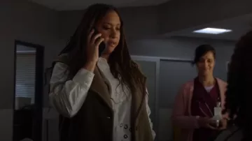 Gilet long Vero Moda Sally porté par Karen Wilson (Tracie Thoms) dans 9-1-1 (S07E05)