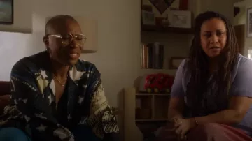 Chemise de pyjama à manches longues Amiri Crescent Moon Face portée par Henrietta 'Hen' Wilson (Aisha Hinds) comme on le voit dans 9-1-1 (S07E05)
