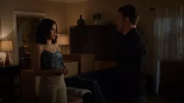 Club Monaco Silk Charmeuse Cami usado por Marisol (Edy Ganem) como se ve en 9-1-1 (S07E05)