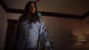 Olivia von Halle Lila Conjunto de pijama con estampado de naturaleza usado por Karen Wilson (Tracie Thoms) como se ve en 9-1-1 (S07E05)