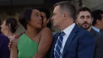 A.L.C. Robe mi-longue plissée en satin à une épaule Dahlia portée par Athena Grant (Angela Bassett) dans 9-1-1 (S07E05)