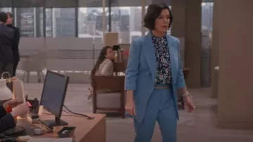 Pantalones Bootcut Elásticos de Tiro Medio de Smythe en Azul Aciano usados por Margaret (Marcia Gay Harden) como se ve en So Help Me Todd (T02E05)