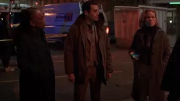 Trench-coat Sandro Navy porté par Amanda Wagner (Sonja Sohn) comme on le voit dans Will Trent (S02E06)