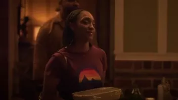 Camiseta gráfica de algodón Mother Earth usada por Faith Mitchell (Iantha Richardson) como se ve en Will Trent (S02E06)