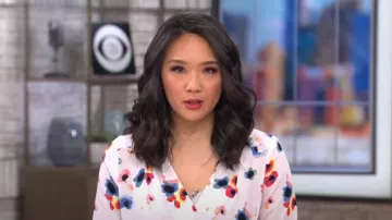 Blusa halógena cruzada con frente usada por Nancy Chen como se ve en CBS Saturday Morning el 11 de abril de 2024