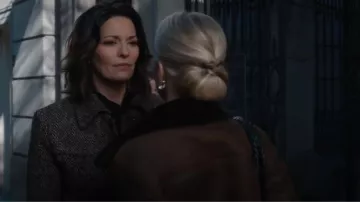Fin de semana Max Mara Abrigo de espiga usado por la agente especial a cargo Isobel Castille (Alana de la Garza) como se ve en FBI (S06E07)