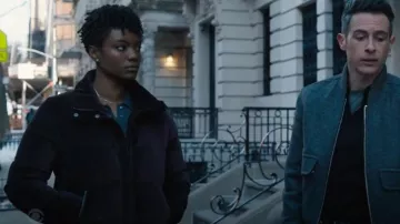 Abrigo acolchado de terciopelo Paige usado por la agente especial Tiffany Wallace (Katherine Renee Turner) como se ve en FBI (S06E07)