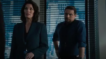 Teoría: Blazer de botonadura simple usado por la agente especial a cargo Isobel Castille (Alana de la Garza) como se ve en FBI (S06E08)