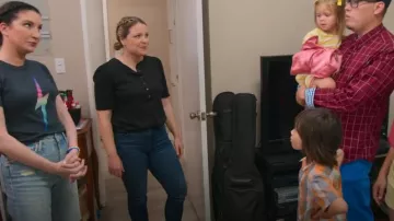 Mother The Mid Rise Dazzler Crop Fray Jeans usados por Joanna Teplin como se ve en Get Organized with The Home Edit (T02E07)