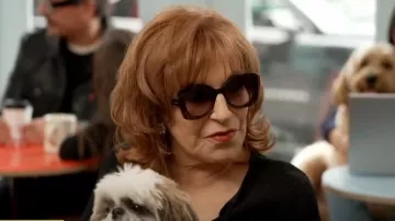 Alexander McQueen Lunettes de soleil carrées semi-cerclées en acétate portées par Joy Behar comme on le voit dans The View le 11 avril 2024