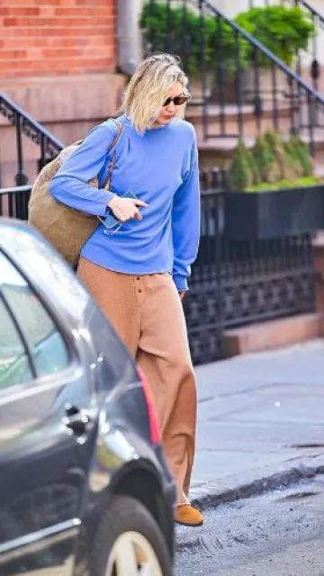 Bolso de pana Miu Miu Ivy usado por Gigi Hadid en la ciudad de Nueva York el 9 de abril de 2024