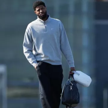 Pantalones de chándal Nike Black Fleece Straight usados por Paul George en la cuenta de Instagram @laclippers