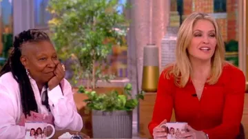 Ulla Johnson Robe en tricot côtelé à manches longues Cybil Tulip Edge portée par Sara Haines comme on le voit dans The View le 11 avril 2024