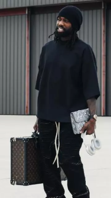 Camiseta 'Thunderbird' All Black de Fear of God usada por Patrick Beverley en la cuenta de Instagram @bucks