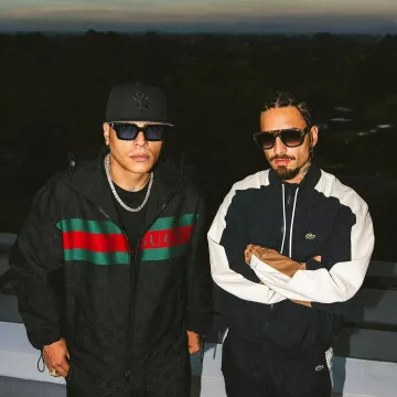 Veste de survêtement Lacoste Navy White & Brown Colorblock portée par Maluma sur le compte Instagram @maluma