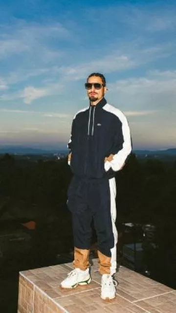 Pantalon de survêtement Lacoste Navy White & Brown Colorblock porté par Maluma sur le compte Instagram @maluma